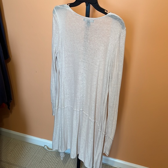 2 Tahari  lightweight shawl size large - Picture 2 of 12